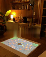 Le projecteur LUMX sur son trépied, au-dessus de la table : la map est bien droite, avec une lampe allumée dans la pièce